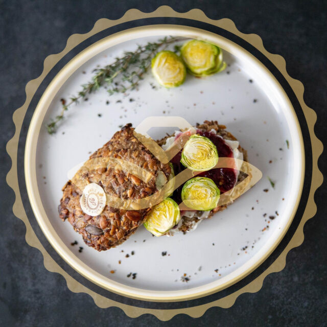 Habt ihr gewusst, dass heute Iss Rosenkohltag in den USA begangen wird? 🥦 Ein Tag, um dieses unterschätzte Wintergemüse einmal zu probieren, wer noch kein Fan davon sein sollte. Rosenkohl ist nicht nur gesund und lecker, sondern auch ein wahres Kraftpaket voller Nährstoffe. Reich an Vitamin C und K - Unterstützt euer Immunsystem - Perfekt für kreative und gesunde Gerichte. Ich habe heute ein einfaches, aber köstliches Rezept für dich: Röste die Rosenköhler einfach im Ofen mit etwas Olivenöl, Salz und Pfeffer. Du kannst sie mit Preiselbeeren auf unserem Whole & Pure servieren, das bringt nicht nur Farbe auf den Teller, sondern ist auch eine wunderbare Geschmackskombination und nimmt dem Rosenkohl etwas von seiner bitteren Note.🌱💚 Also, ran an den Ofen und viel Spaß beim Genießen!👩‍🍳👨‍🍳
#IssRosenkohltag #GesundesEssen #RosenkohlLiebe #FoodInspiration #Superfood #einfachrezept #saisonalekueche #powerfood #nährstoffbombe #vegetarischkochen #gesundeernährung #gesundeküche #wholeandpurebread #wholeandpurebrot #superfood #superfoods #superfoodideas #energiefood #cleaneating #regionaleprodukte #lecker #leckeressen #foodlove #wholepure #wholeandpure #foodlover #healthy #mittagessen #kohlgemüse
