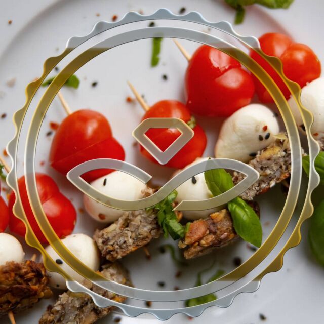Für den morgigen Valentinstag noch ein schneller Last-Minute-Hack um eine gemeinsame Mahlzeit mit euren Lieben ♥️-zlich zu gestalten:

Zutaten:
1 etwas dickere Whole & Pure Scheibe - (vorher toasten und dann in 6 Stücke teilen oder kurz in der Pfanne mit etas Olivenöl anrösten...)
6 Mini Mozzarella 
6 Datteltomaten 
Basilikum Blätter
6 Holzspieße
Abschmecken mit etwas Olivenöl, Creme Balsamico, Salz und buntem Pfeffer

Die Datteltomaten schräg halbieren, dann eine Hälfte einfach drehen und schon bekommt man das Herz. Damit werden diese leckeren Whole&Pure Spieße zur versteckten Liebesbotschaft💘

#wholeandpure #wholeandpurebread #ohnemehl #ohnehefe #protein #mozzarella #tomato #dinner #lunch #brunch #morning #healthyfood #recipe #valentinstag #fitfood #cleaneating #foodblogger #foodphotography #oats #food #gym #shape #body #glyx #mozzarella #tomato #heart #valentinesday